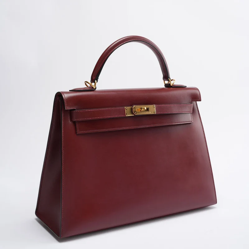 Hermes Kelly 32 Sellier Tasche aus burgunderfarbenem Boxleder mit goldenen Beschlägen von 2004