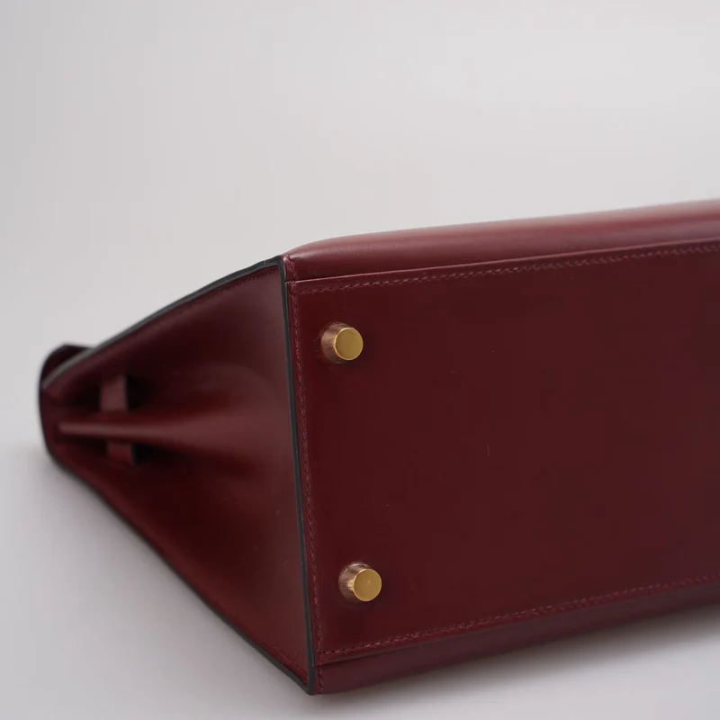 Hermes Kelly 32 Sellier Tasche aus burgunderfarbenem Boxleder mit goldenen Beschlägen von 2004