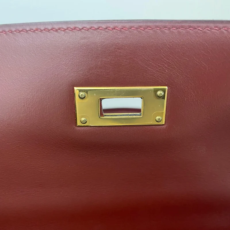 Hermes Kelly 32 Sellier Tasche aus burgunderfarbenem Boxleder mit goldenen Beschlägen von 2004