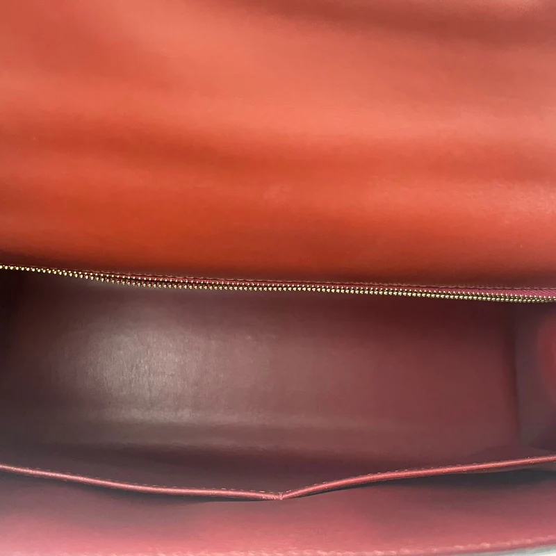 Hermes Kelly 32 Sellier Tasche aus burgunderfarbenem Boxleder mit goldenen Beschlägen von 2004