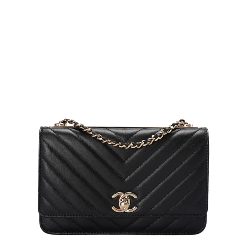 Chanel – Trendy CC-Geldbörse aus Lammleder mit Chevron-Muster und gesteppter Kette in Schwarz