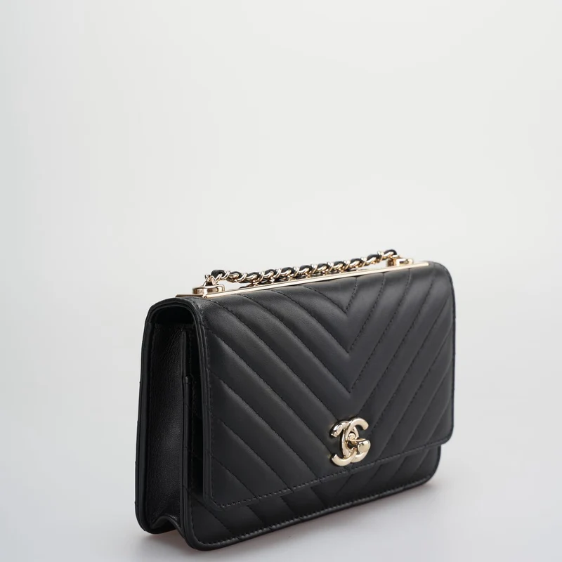 Chanel – Trendy CC-Geldbörse aus Lammleder mit Chevron-Muster und gesteppter Kette in Schwarz