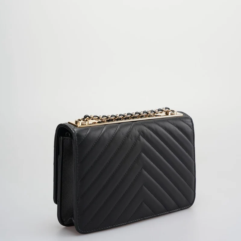 Chanel – Trendy CC-Geldbörse aus Lammleder mit Chevron-Muster und gesteppter Kette in Schwarz