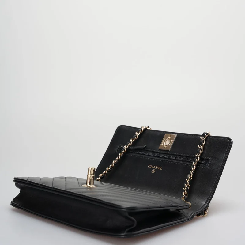 Chanel – Trendy CC-Geldbörse aus Lammleder mit Chevron-Muster und gesteppter Kette in Schwarz