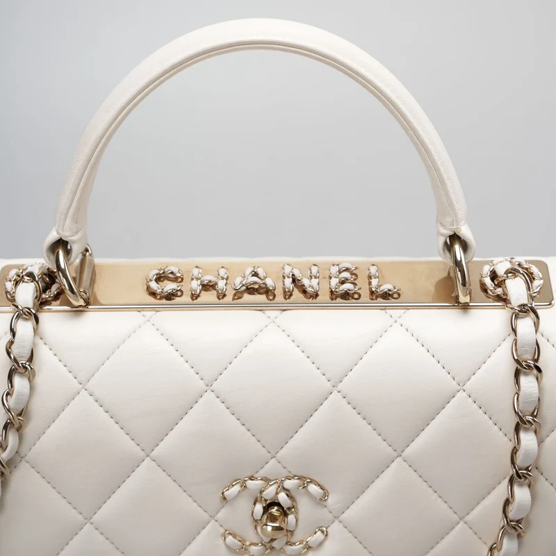 Chanel – Trendy CC-Tasche aus Lammleder in Weiß mit Tragegriff oben in kleiner Größe