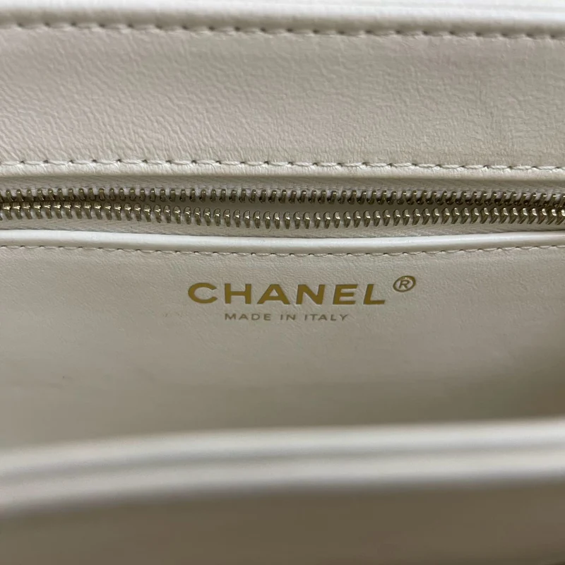Chanel – Trendy CC-Tasche aus Lammleder in Weiß mit Tragegriff oben in kleiner Größe