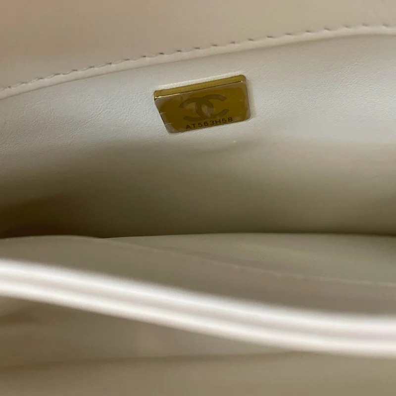 Chanel – Trendy CC-Tasche aus Lammleder in Weiß mit Tragegriff oben in kleiner Größe