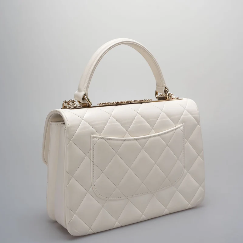 Chanel – Trendy CC-Tasche aus Lammleder in Weiß mit Tragegriff oben in kleiner Größe