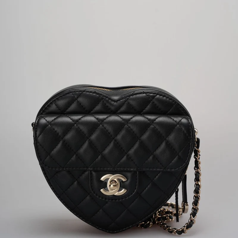 Chanel Große Herztasche aus schwarzem gestepptem Lammleder