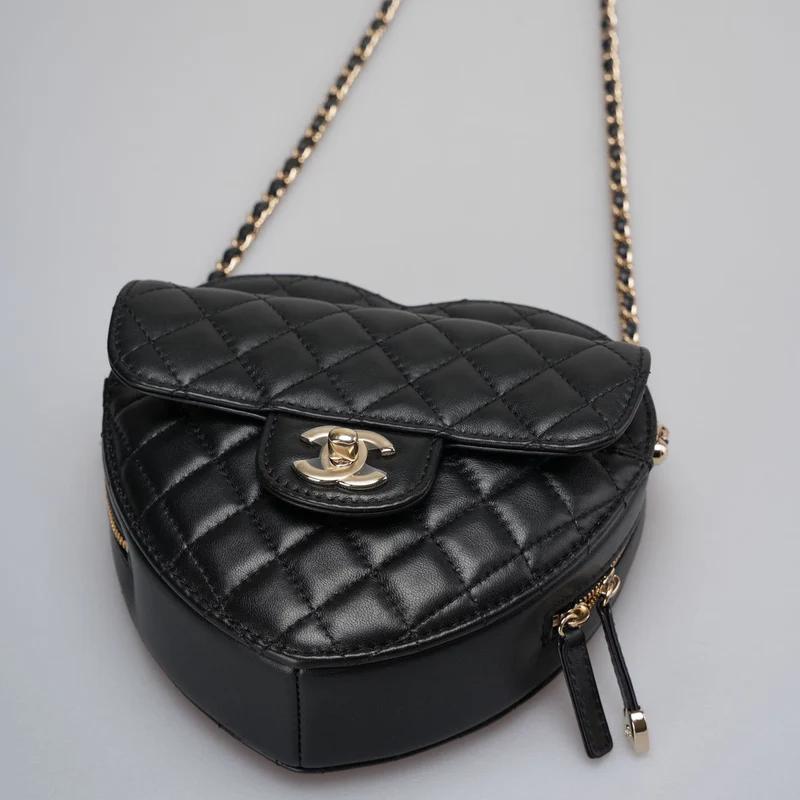 Chanel Große Herztasche aus schwarzem gestepptem Lammleder