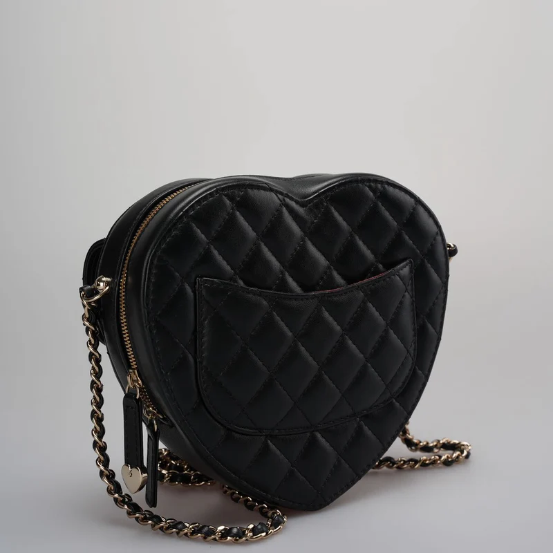 Chanel Große Herztasche aus schwarzem gestepptem Lammleder