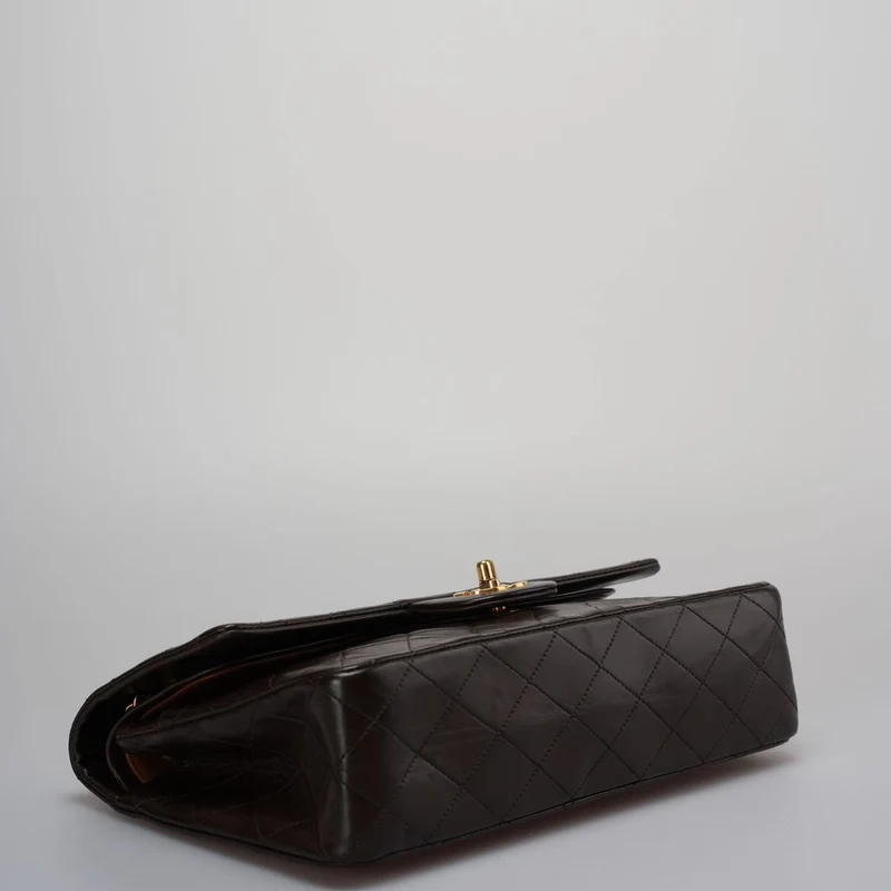 Chanel Vintage Classic Flap Bag in Schokoladenbraun mit 24 Karat Goldbeschlägen mittlerer Größe