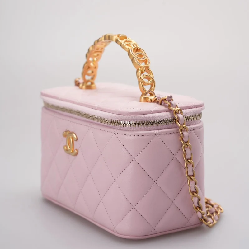 Chanel Kosmetikkoffer aus rosa gestepptem Lammleder mit Kristallgriff von 2024
