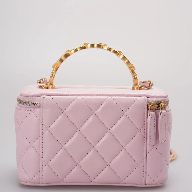 Chanel Kosmetikkoffer aus rosa gestepptem Lammleder mit Kristallgriff von 2024