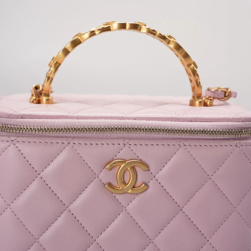 Chanel Kosmetikkoffer aus rosa gestepptem Lammleder mit Kristallgriff von 2024