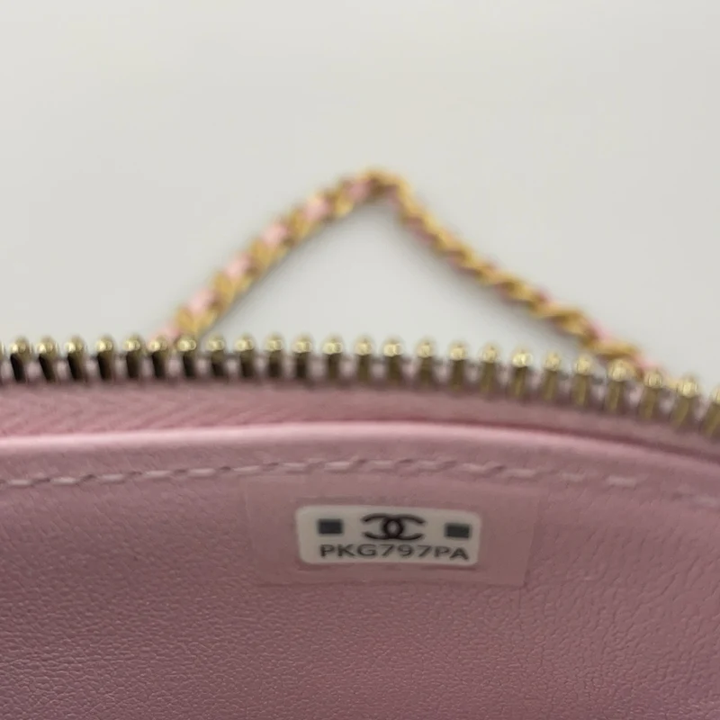 Chanel Kosmetikkoffer aus rosa gestepptem Lammleder mit Kristallgriff von 2024