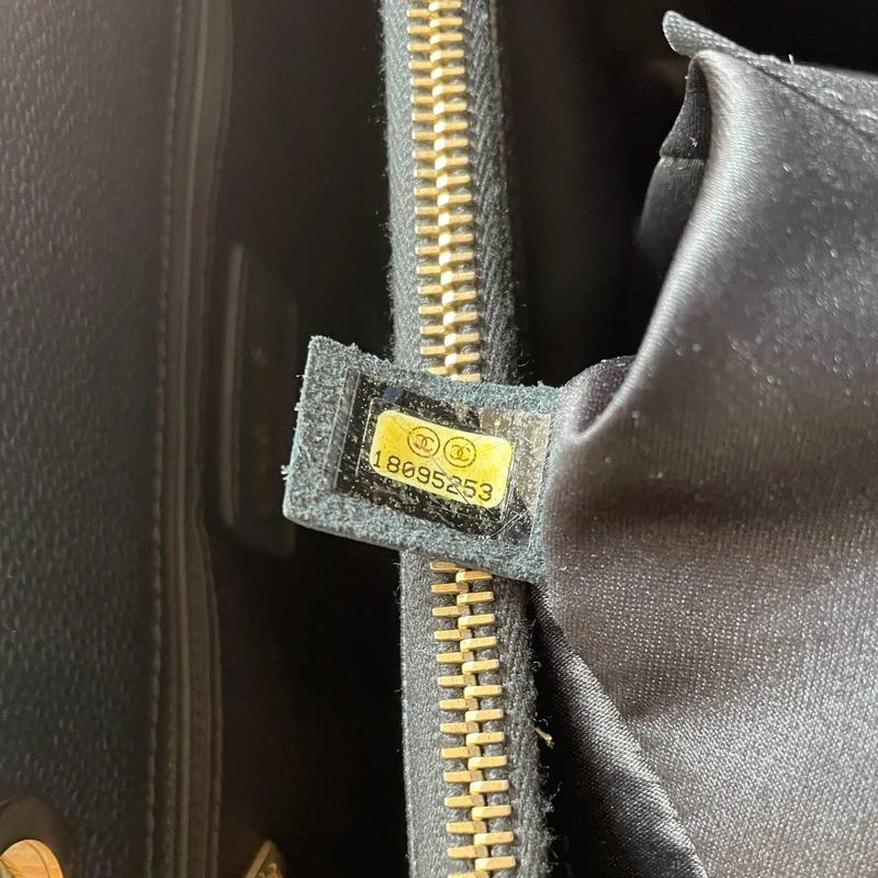 Chanel GST Schwarze Tasche aus Cavier-Leder mit goldenen Beschlägen von 2014, Teil 1