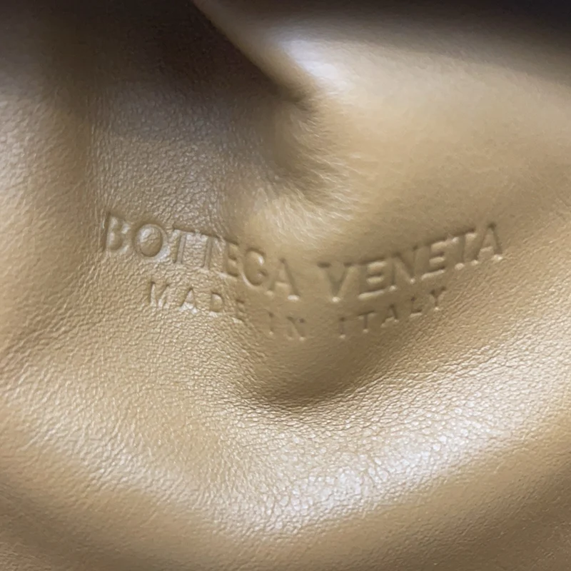 Bottega Veneta – The Pouch Clutch aus braunem Leder