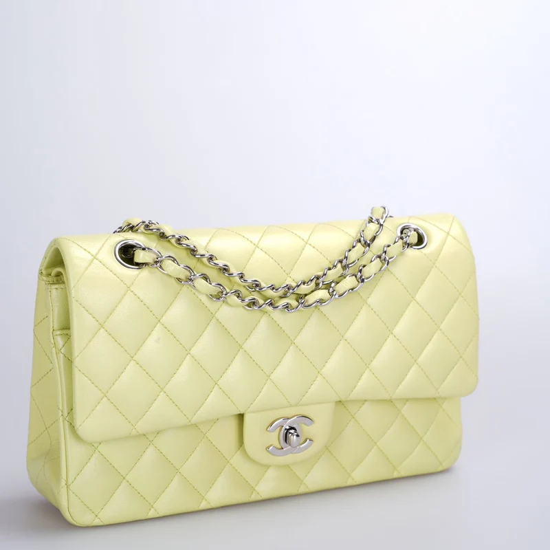 Chanel Medium Classic Double Flap Bag in pastellbuttergelber Farbe mit silberner Hardware