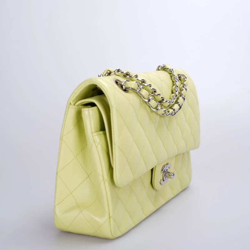 Chanel Medium Classic Double Flap Bag in pastellbuttergelber Farbe mit silberner Hardware
