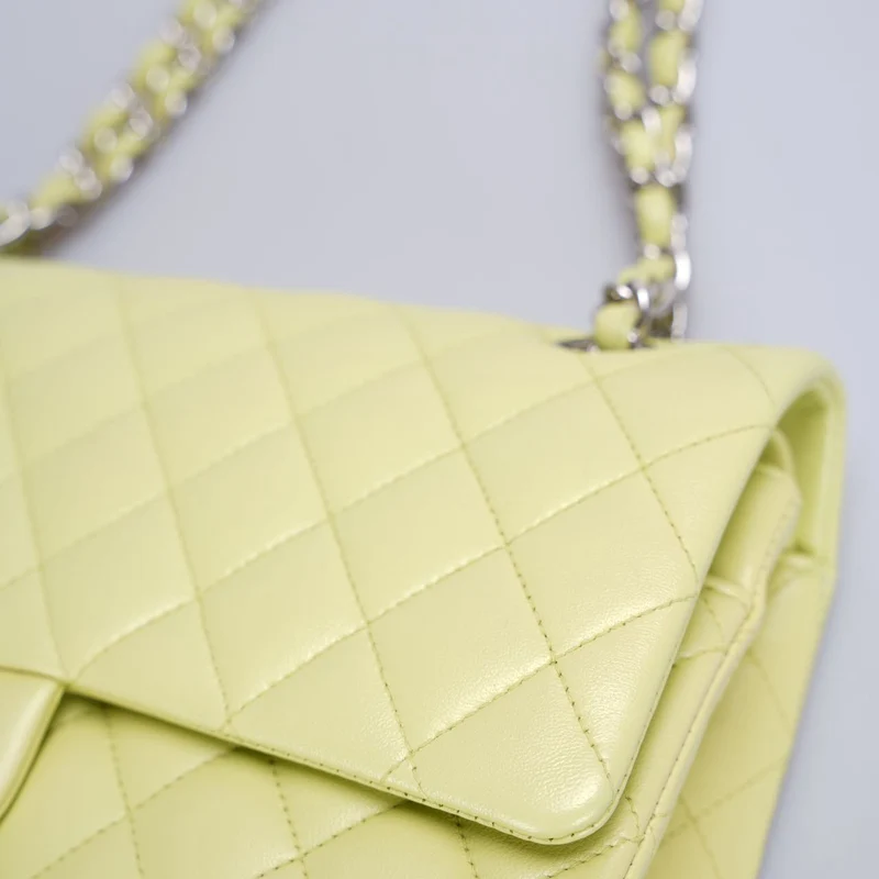Chanel Medium Classic Double Flap Bag in pastellbuttergelber Farbe mit silberner Hardware