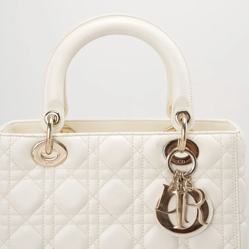 Christian Dior Weiße mittelgroße Lady Dior Tasche aus Cannage-Lammleder mit goldenen Beschlägen