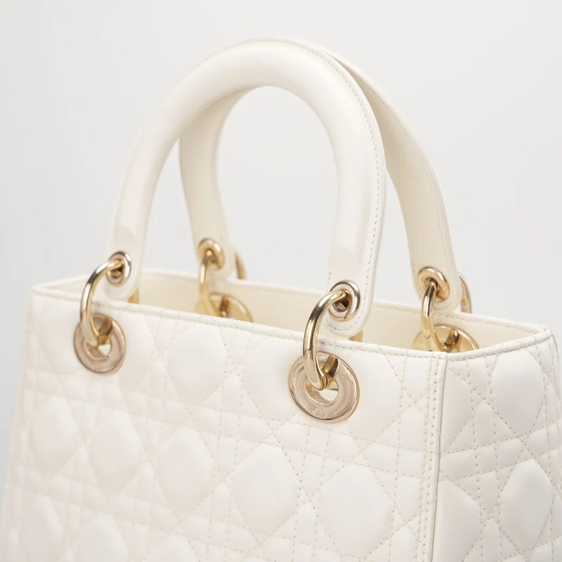 Christian Dior Weiße mittelgroße Lady Dior Tasche aus Cannage-Lammleder mit goldenen Beschlägen