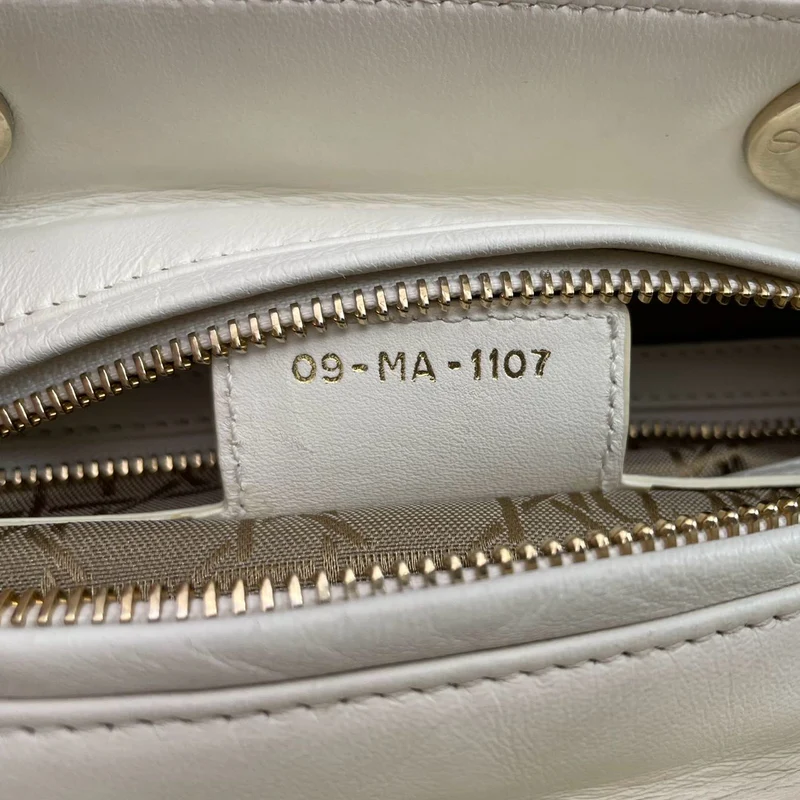Christian Dior Weiße mittelgroße Lady Dior Tasche aus Cannage-Lammleder mit goldenen Beschlägen