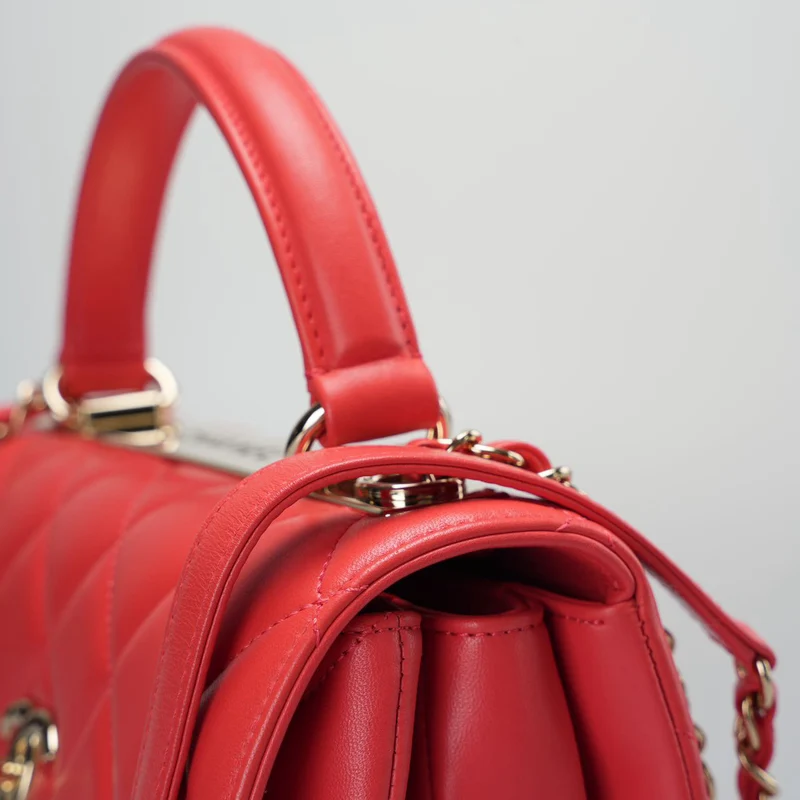 Chanel Rote kleine trendige CC-Tasche aus Lammleder mit champagnergoldener Hardware