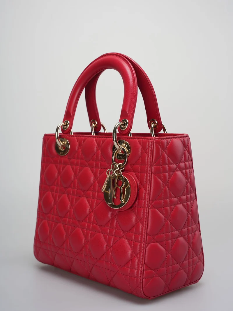 Christian Dior Rote mittelgroße Lady Dior Tasche aus Cannage-Lammleder mit goldenen Beschlägen