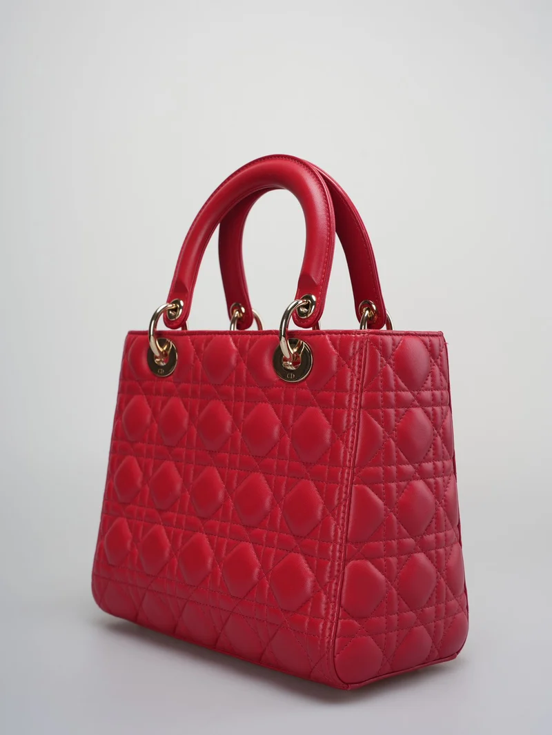 Christian Dior Rote mittelgroße Lady Dior Tasche aus Cannage-Lammleder mit goldenen Beschlägen