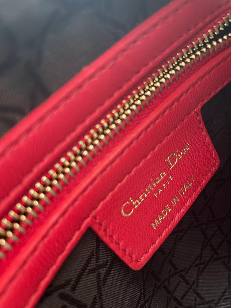 Christian Dior Rote mittelgroße Lady Dior Tasche aus Cannage-Lammleder mit goldenen Beschlägen