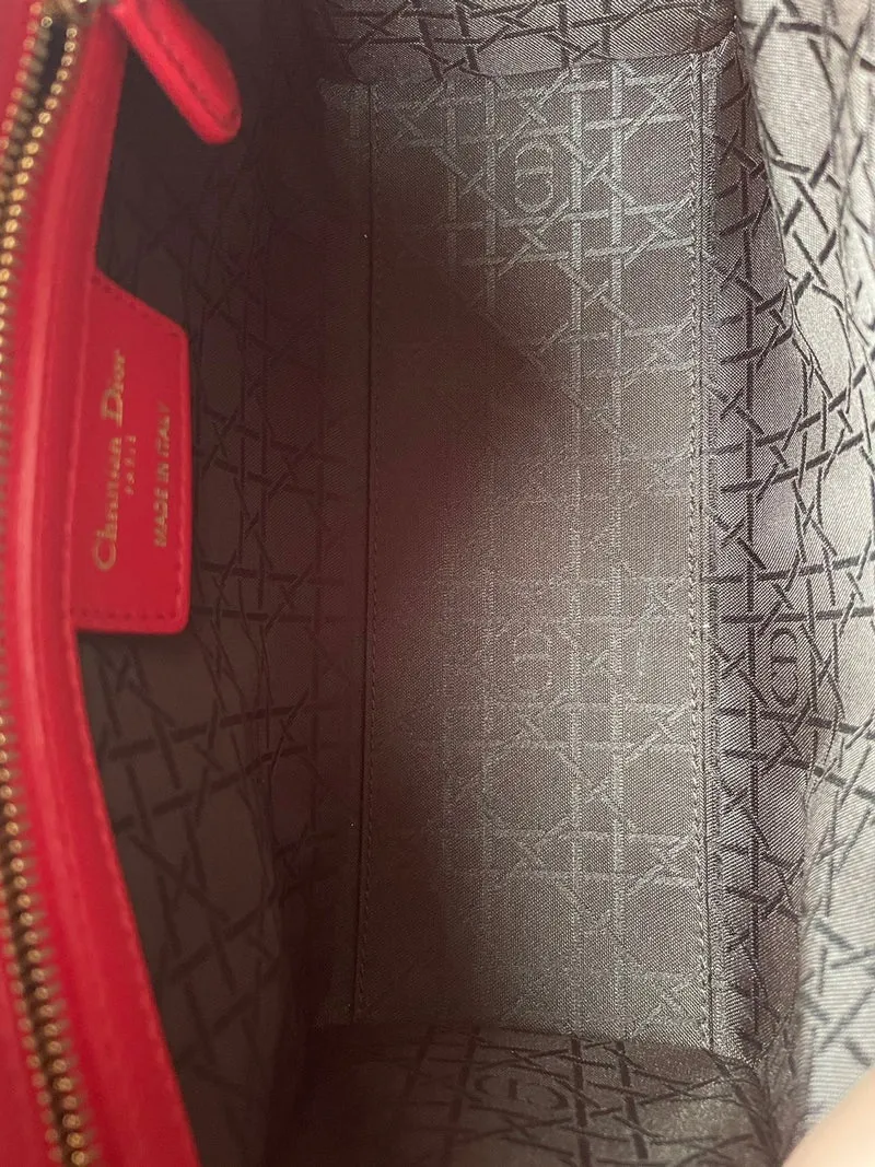 Christian Dior Rote mittelgroße Lady Dior Tasche aus Cannage-Lammleder mit goldenen Beschlägen