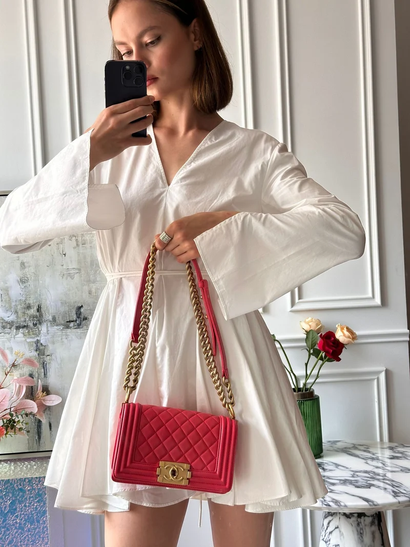 Chanel – Kleine Boy-Flap-Tasche aus gestepptem Lammleder in Pink mit goldenen Beschlägen