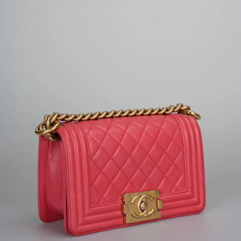 Chanel – Kleine Boy-Flap-Tasche aus gestepptem Lammleder in Pink mit goldenen Beschlägen