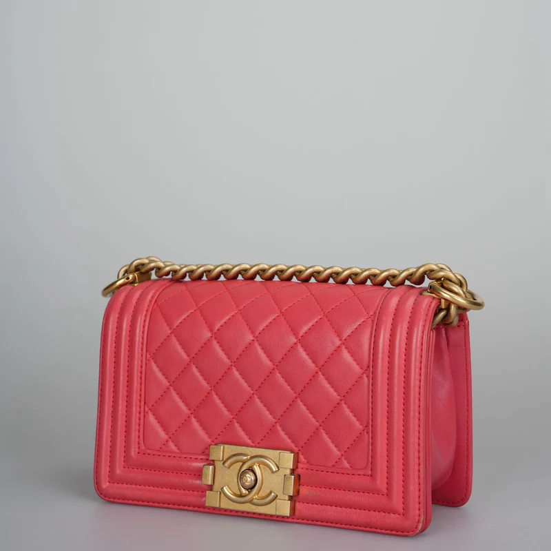 Chanel – Kleine Boy-Flap-Tasche aus gestepptem Lammleder in Pink mit goldenen Beschlägen
