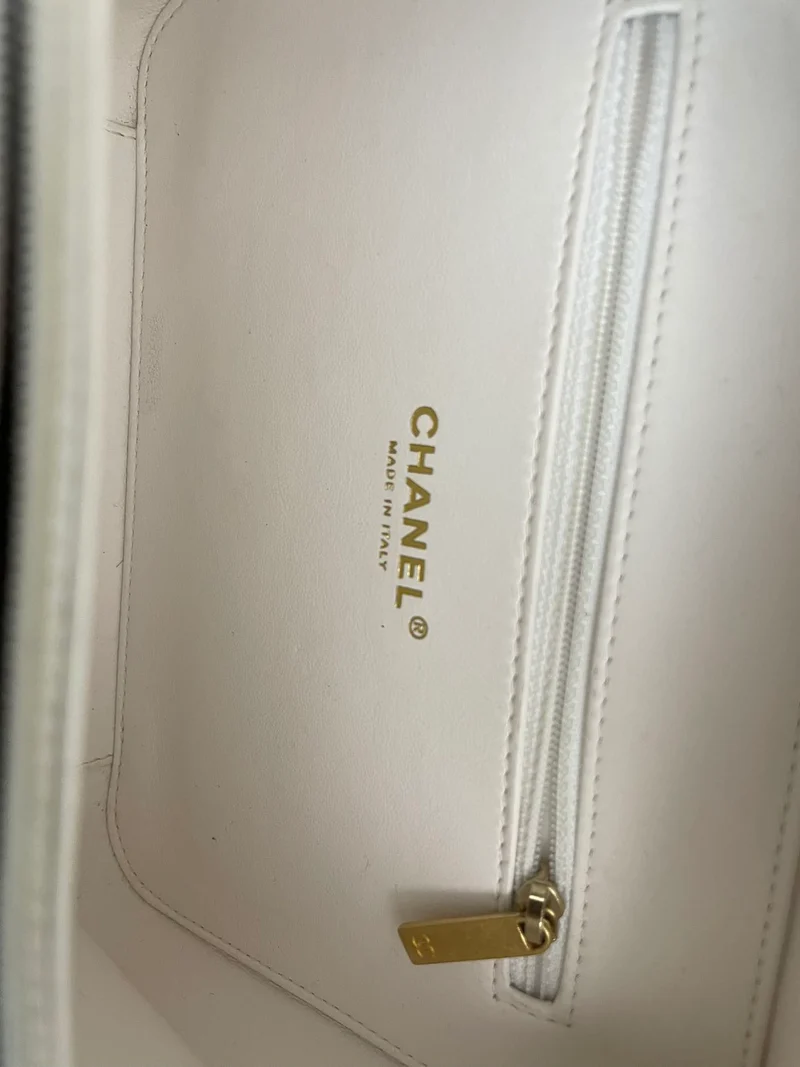 Chanel Weiße Kosmetiktasche aus gestepptem Leder mit CC-Filigrankette