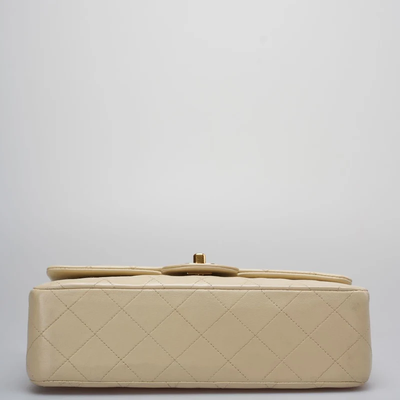 Chanel Vintage Kleine klassische Doppel-Flap-Tasche in Beige mit 24 Karat Goldbeschlägen