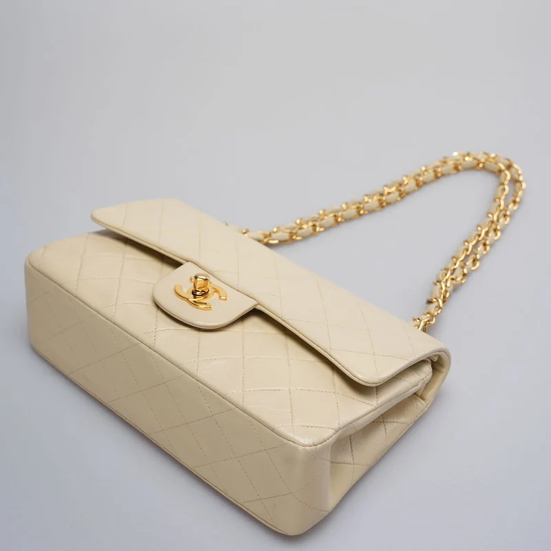 Chanel Vintage Kleine klassische Doppel-Flap-Tasche in Beige mit 24 Karat Goldbeschlägen