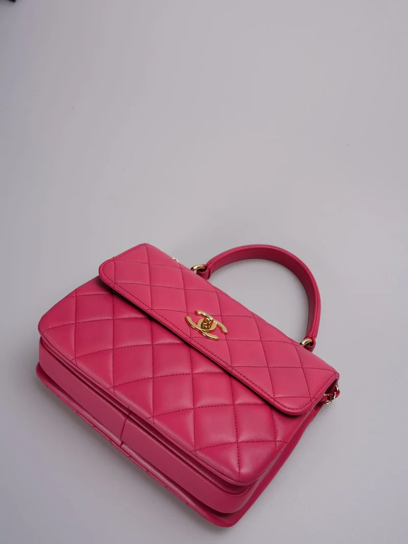 Chanel – Kleine, trendige CC-Tasche aus pinkfarbenem Lammleder mit goldenen Beschlägen