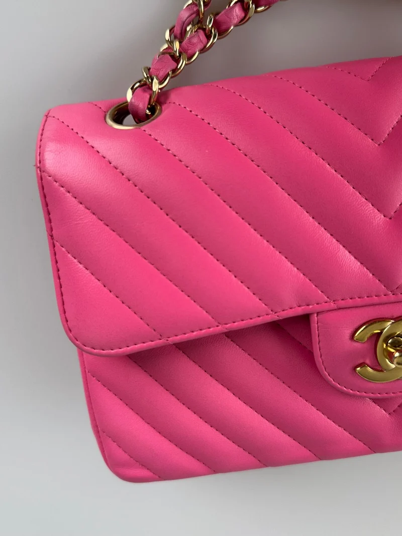 Chanel – Kleine, rosafarbene klassische Doppel-Flap-Tasche aus Chevron-Lammleder mit goldenen Beschlägen