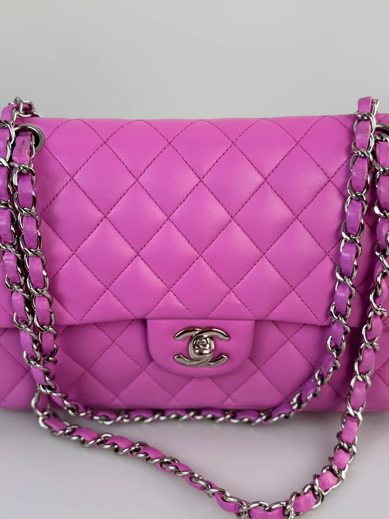 Chanel Medium Classic Double Flap Bag aus lila Leliac-Lammleder mit silberner Hardware