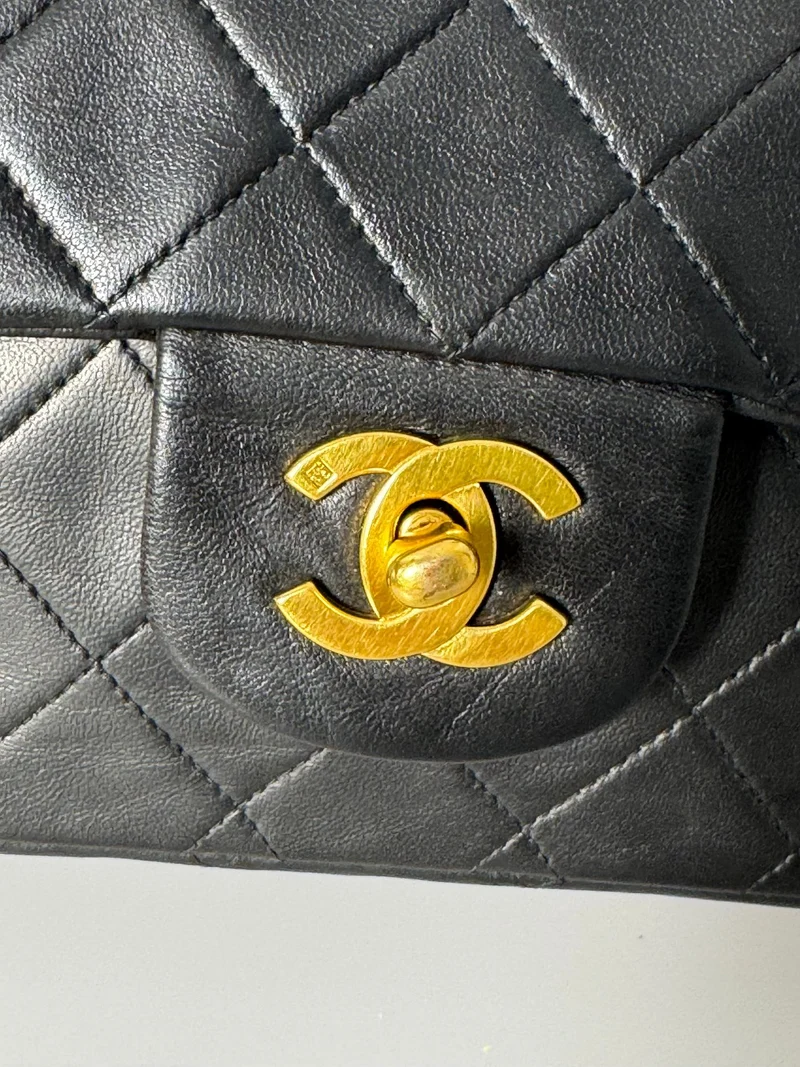 Chanel Vintage Stoff Timeless Flap Bag Schwarz Medium 24 Karat Gold Hardware