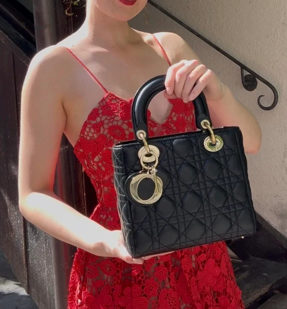 Christian Dior – Kleine Lady Dior-Tasche aus Cannage-Lammleder mit goldenen Beschlägen, schwarz