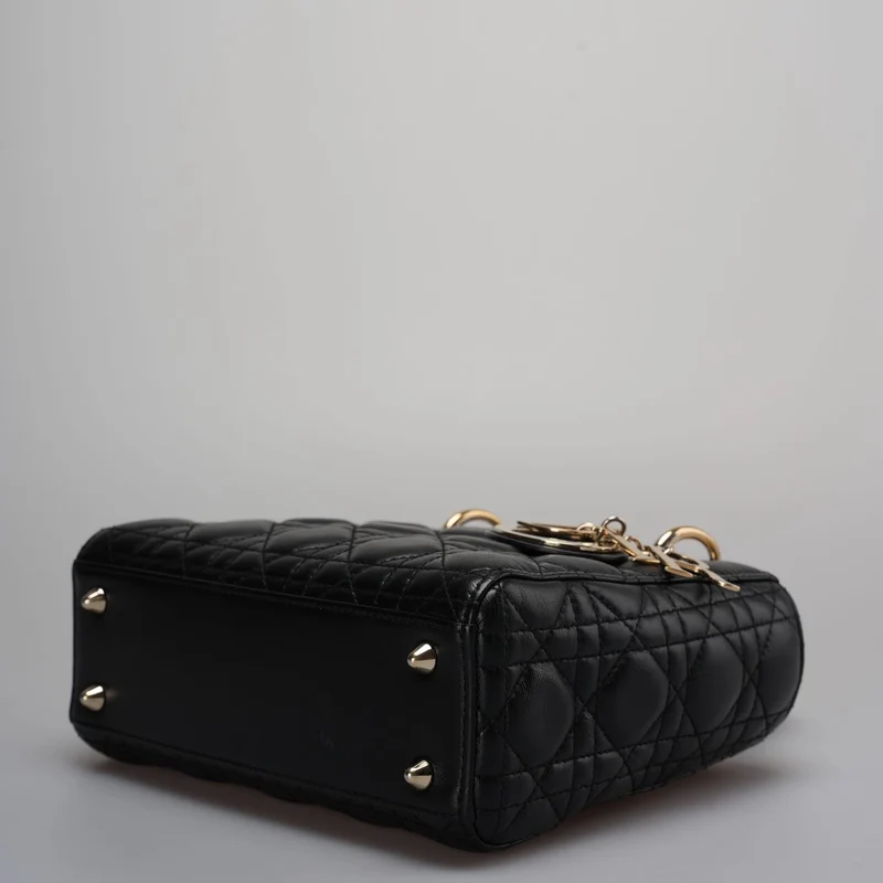 Christian Dior – Kleine Lady Dior-Tasche aus Cannage-Lammleder mit goldenen Beschlägen, schwarz