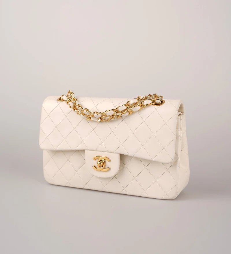 Chanel – Mittlere Vintage-Tasche in Weiß mit klassischer Doppelklappe aus Lammleder mit goldenen Beschlägen
