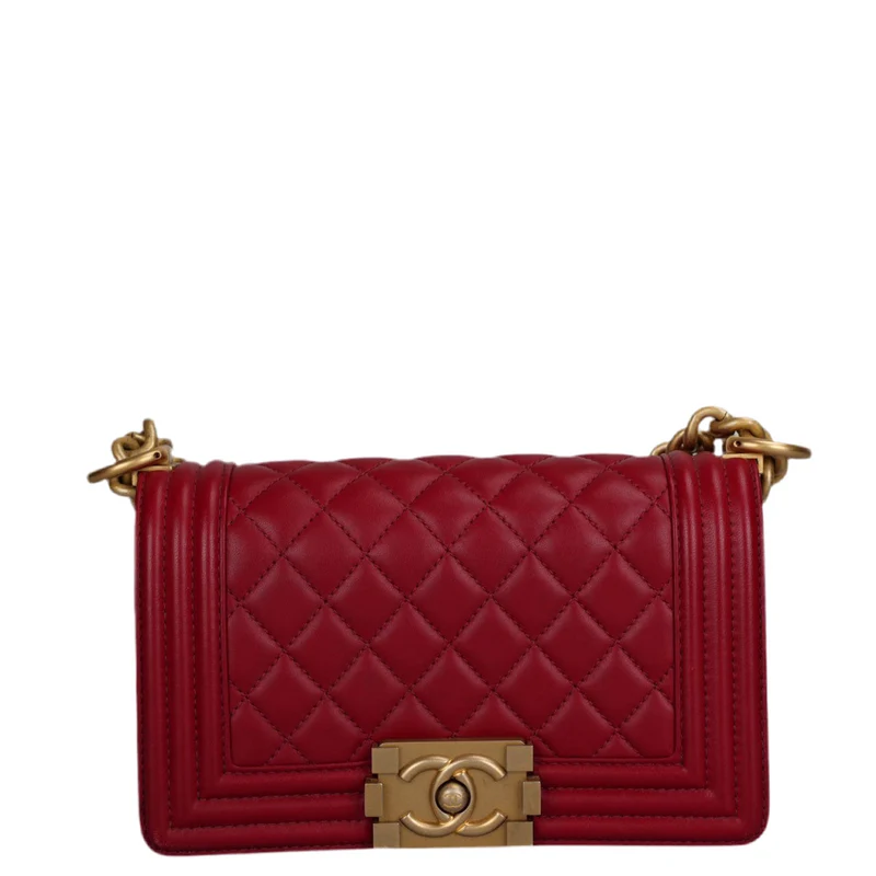 Chanel Kleine Le Boy Tasche Rotes gestepptes Lammleder mit goldenen Beschlägen