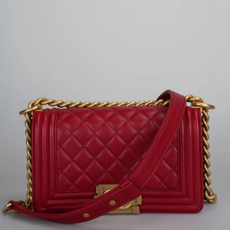 Chanel Kleine Le Boy Tasche Rotes gestepptes Lammleder mit goldenen Beschlägen