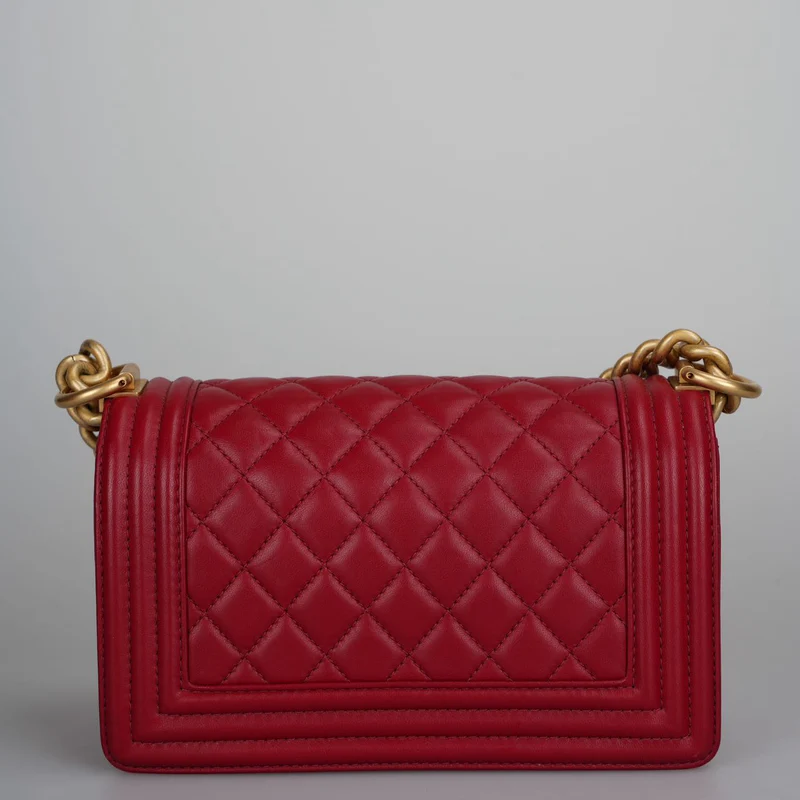 Chanel Kleine Le Boy Tasche Rotes gestepptes Lammleder mit goldenen Beschlägen