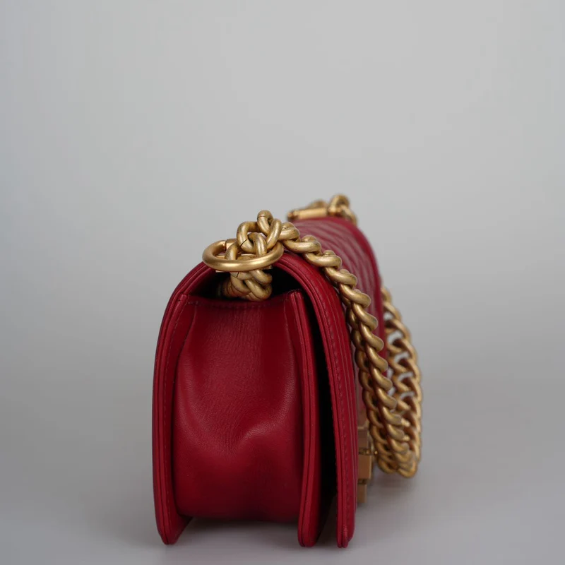 Chanel Kleine Le Boy Tasche Rotes gestepptes Lammleder mit goldenen Beschlägen